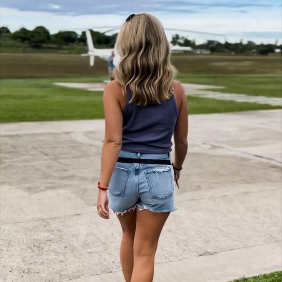 AGOLDE Dee Shorts in Muse 28 - Picture 2 of 7